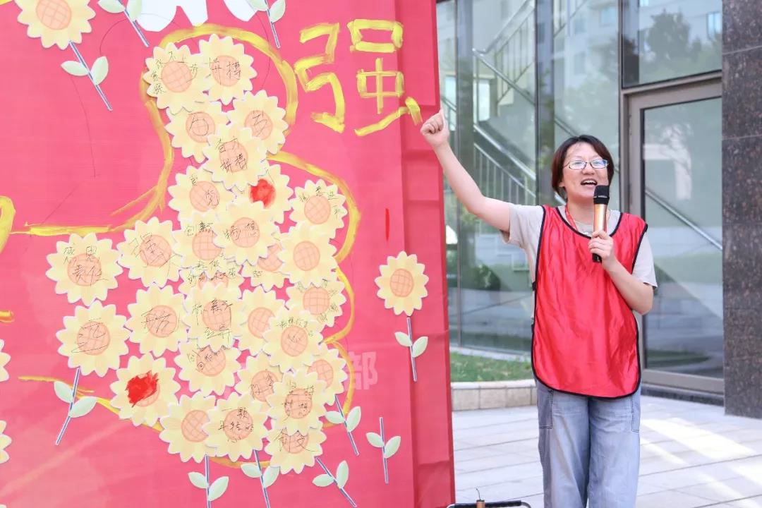 光耀先鋒“新新”向榮—總部黨支部：你們?cè)谇熬€全力沖擊，我們?cè)诤蠓饺谋Ｕ虾头?wù)，攜手前行，變得更強(qiáng)！