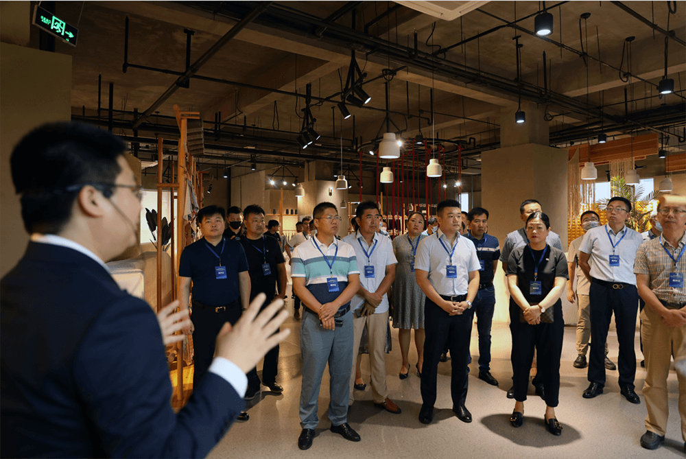 聯(lián)橋集團黨委書記、董事長慕镕鍵在威海市“青藍(lán)接力”名家論壇開講(圖2)